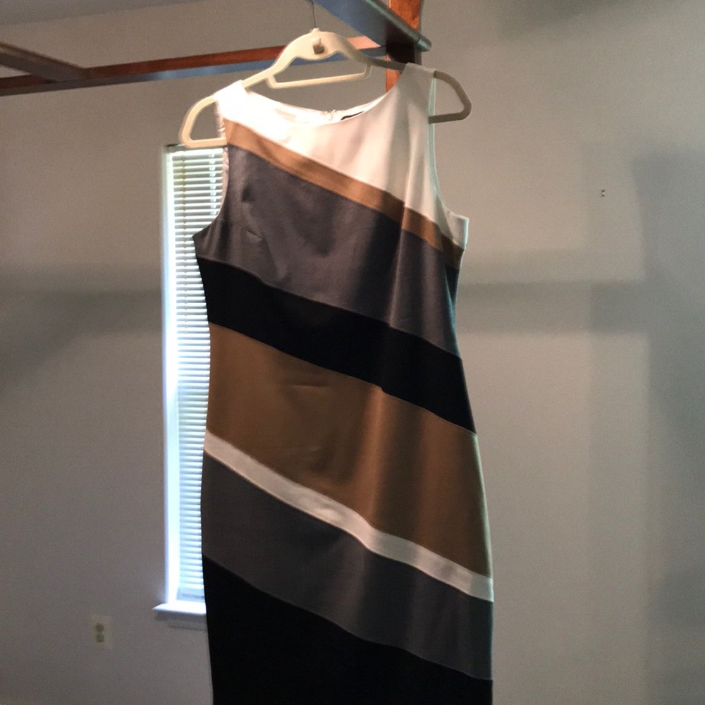 Sleeveless knee length dress with silk lining